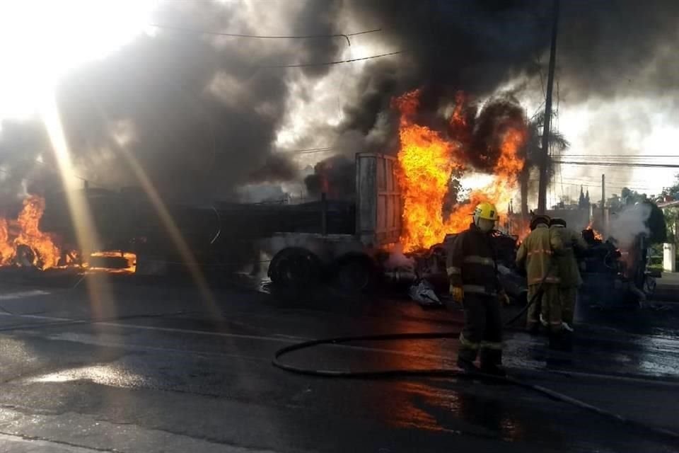 El tráiler que presuntamente se quedó sin frenos embistió a varios vehículos.