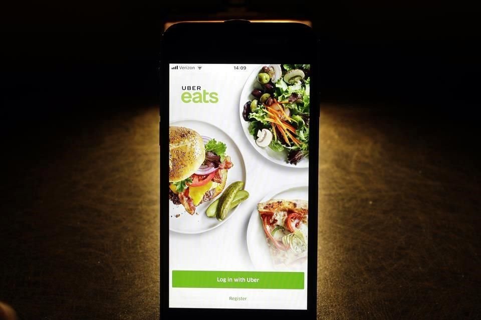 El dron primero entrega los alimentos a un conductor de Uber Eats, quien se encarga de llevarlo al cliente.