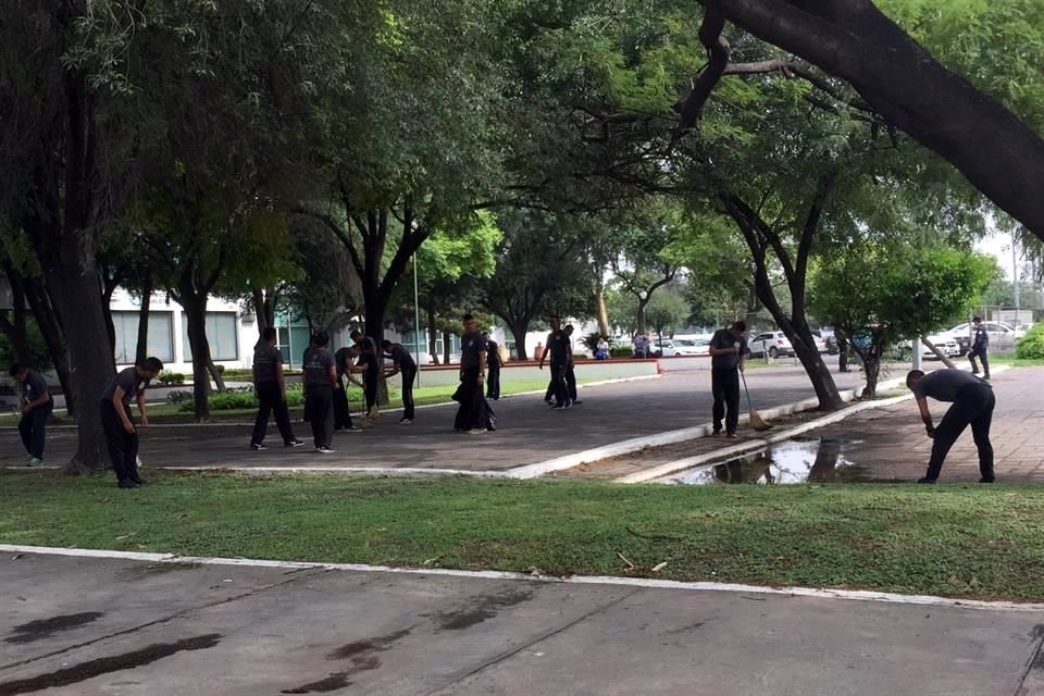 Los cadetes barrieron y limpiaron hojas regadas y basura del parque esperando el arribo de Pete Sáenz, quien realizará una visita por el Centro de Inteligencia municipal.