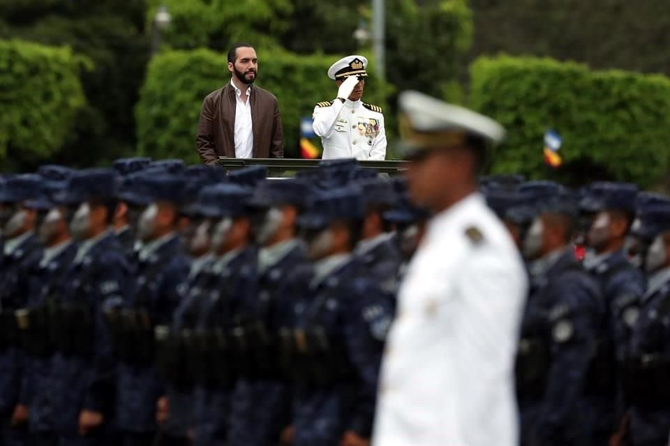 El Presidente salvadoreño, Nayib Bukele (i), y el Ministro de defensa, René Merino Monroy (d), durante el primer acto oficial del Mandatario como comandante general de las Fuerzas Armadas.