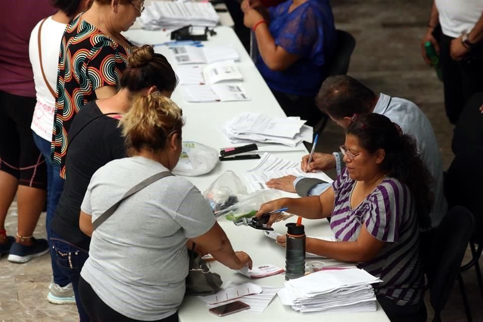 Aunque funcionarios federales explicaron que el cambio se debía a que la tarjeta estaba caduca, se comprobó que algunas vencían hasta junio del 2021.