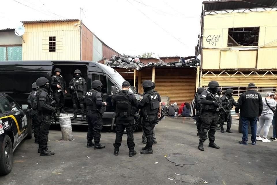 El despliegue de los agentes continúa en la zona.