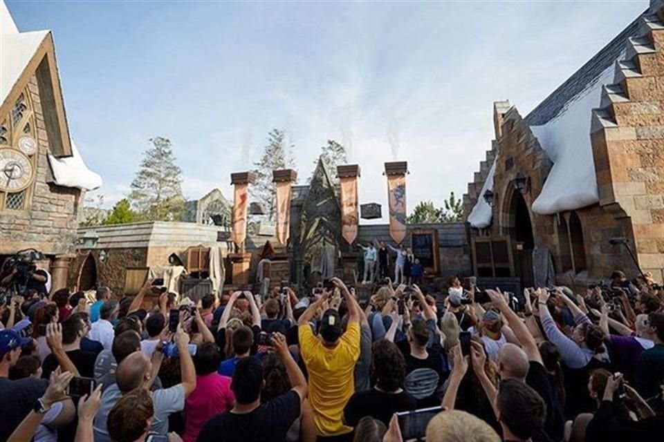Los visitantes de Universal Orlando deben hacer hasta 10 horas de fila para subir a la nueva montaña, Hagrids Motorbike Adventure.