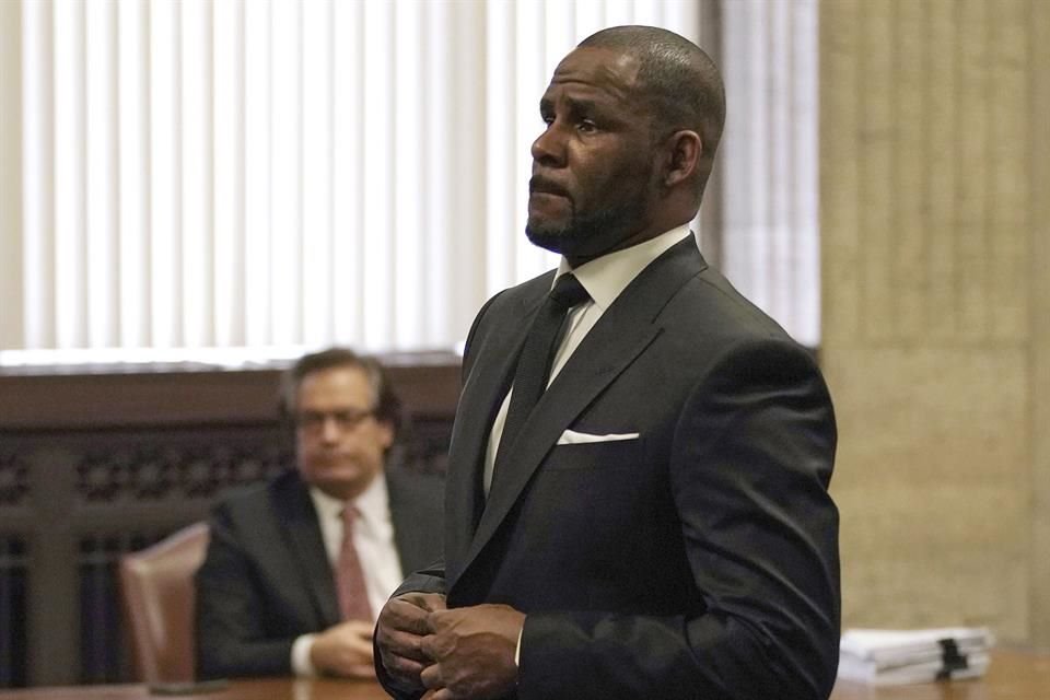 La quinta enmienda a la que R. Kelly prometió abogar dictamina que cualquier acusado puede ejercer su derecho a la no autoincriminación.