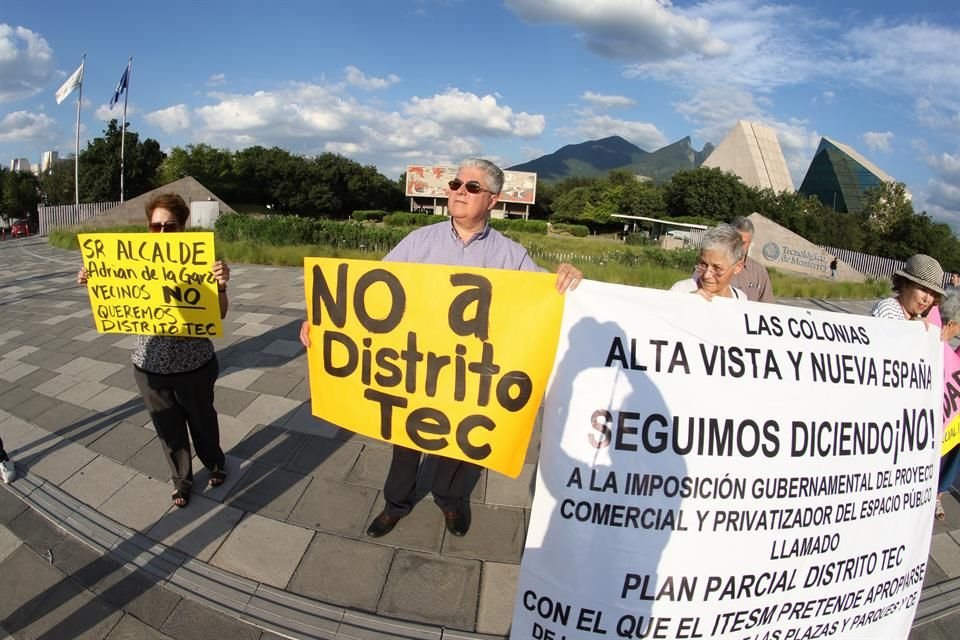Al señalar que el Tec de Monterrey busca imponer un estilo de vida, vecinos de cuatro colonias protestan contra el proyecto Distrito Tec.