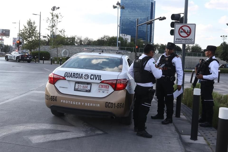 En total había 8 policías, es decir, la mitad de los protestantes.