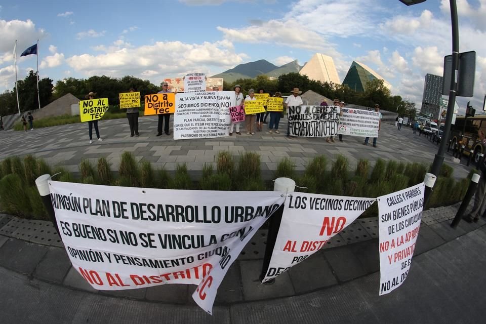 Al acusar que el Tecnológico de Monterrey busca imponer un estilo de vida, vecinos de al menos cuatro colonias manifestaron esta tarde su repudio contra el proyecto.