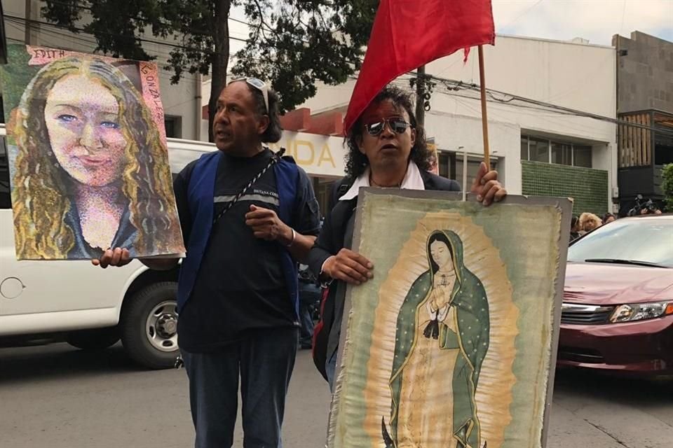 En el Teatro Jorge Negrete ya hay fans de la estrella que la esperan.