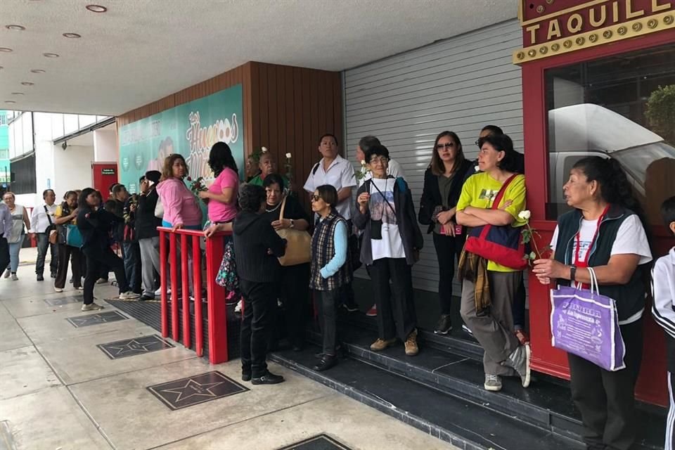 En el Teatro Jorge Negrete ya hay fans de la estrella que la esperan.