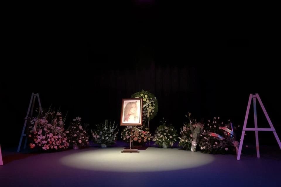 En el Teatro Jorge Negrete ya hay fans de la estrella que la esperan.