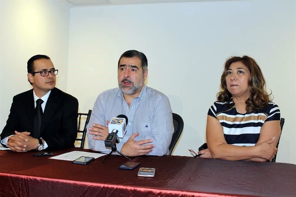 José Alejandro Delgado Treviño, César Alberto Martínez Baranda y Ruth Graciela Bravo Martínez, director estatal, director nacional y directora regional de Infonacot, respectivamente.