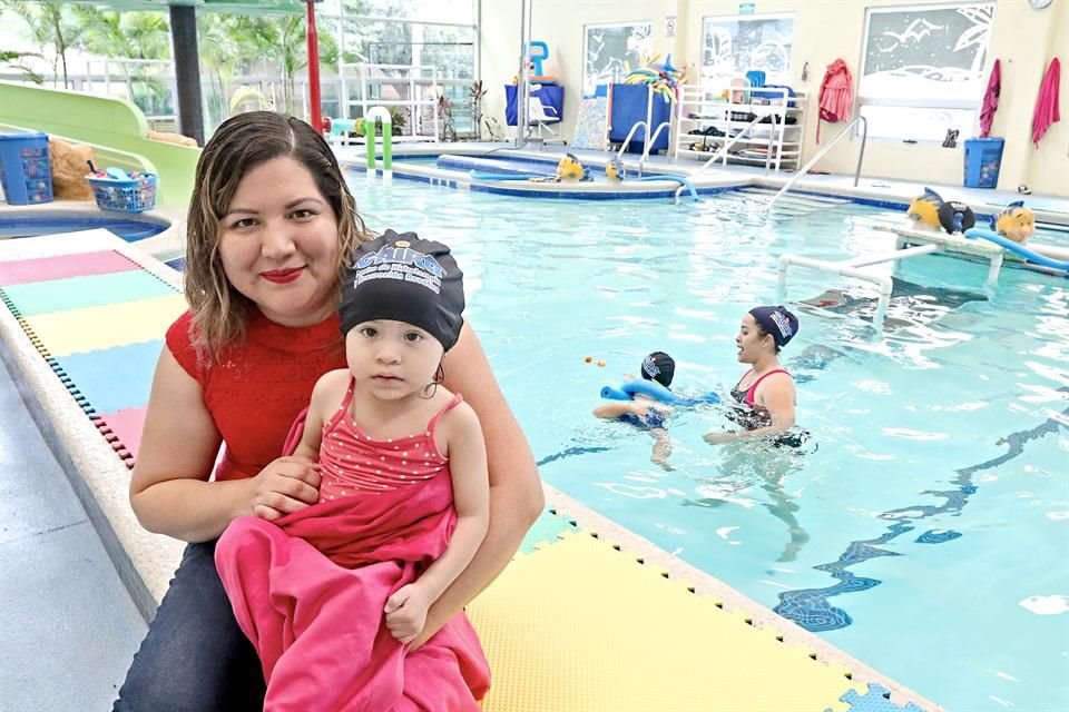 Maribel Hernndez, integrante del Sistema Nacional del Investigadores, en el Centro de Hidroterapia y Recreacin Acutica con su hija, Sofa.