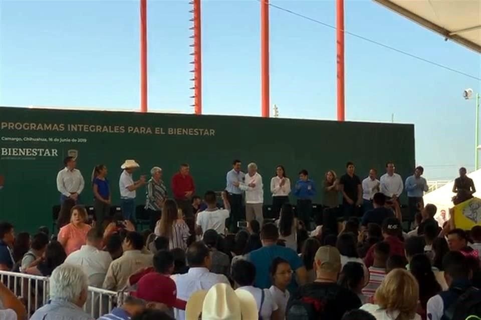 El Presidente es recibido en el presidium por el GObernador Corral.