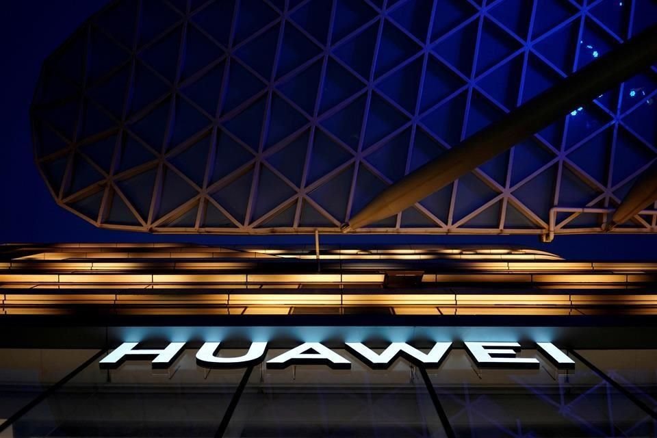 Mirando a largo plazo, Huawei está desarrollando más de sus propios chips y software móvil para reducir su dependencia de la tecnología extranjera.