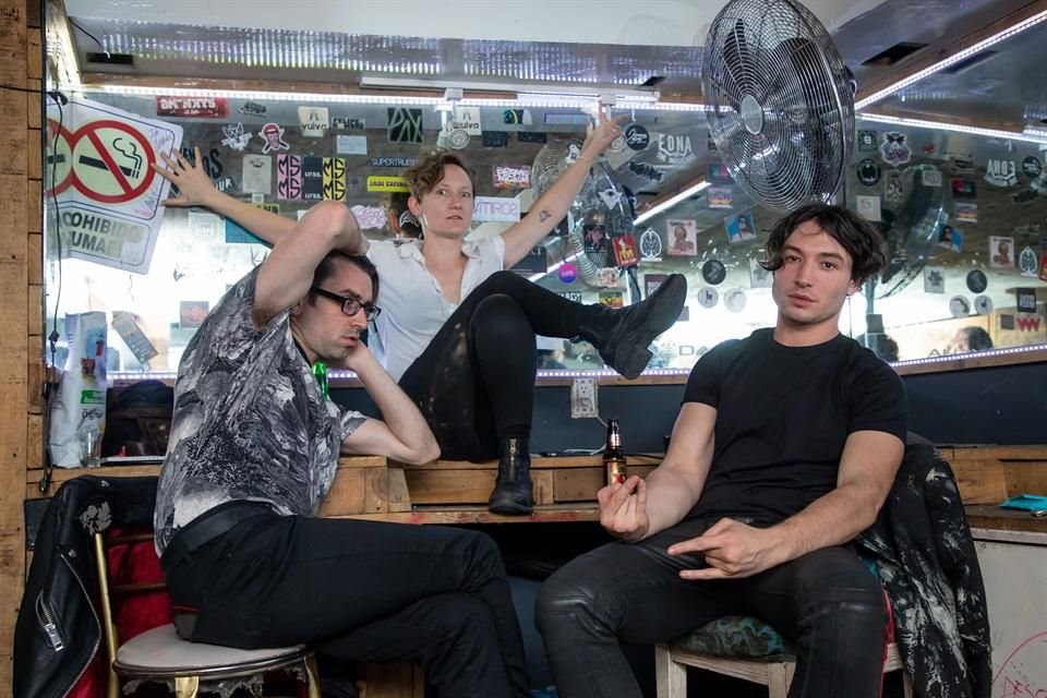 Josh Aubin, Lilah Arson y Miller conforman el grupo Sons of an Illustrious Father.
