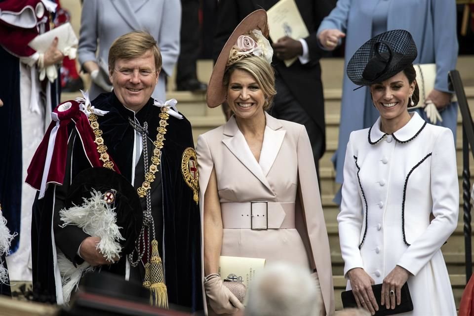 En la misma ceremonia el Rey de Holanda, aquí con la Reina Maxima y la Duquesa de Cambridge, fue investido.