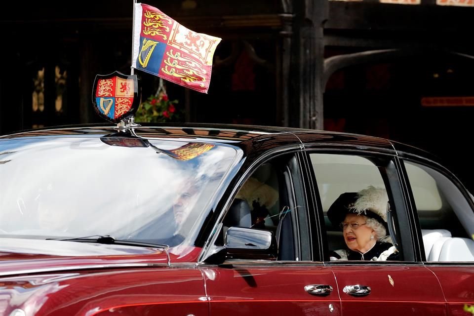 La Reina Isabel II, quien acaba de cumplir 93 años, realizó el recorrido en carro.