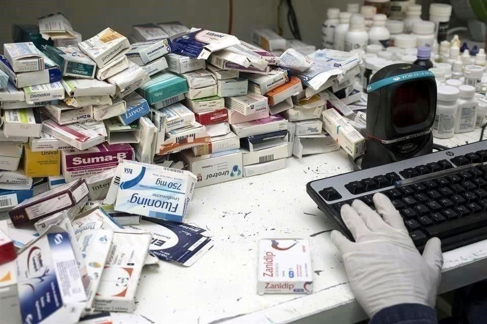 Para prevenir el desabasto, la Secretaría de Salud subastó 18 multilotes de medicamentos para tres periodos.