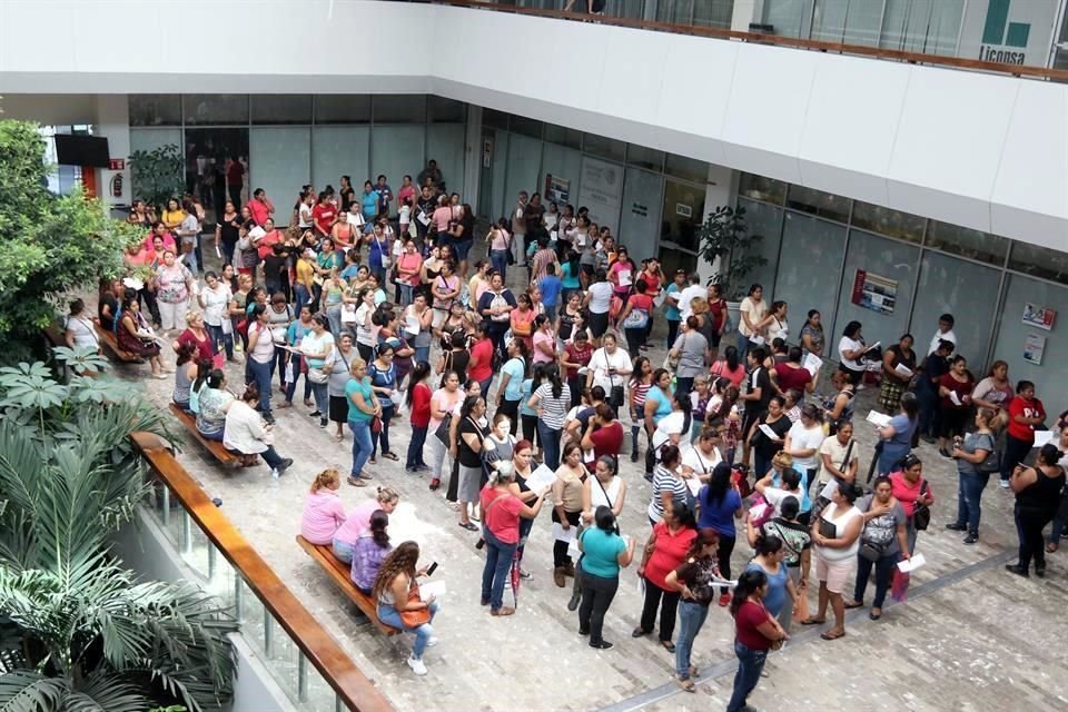 Decenas de personas acudieron por la tarjeta para recibir el apoyo familiar federal y cuestionaron la reducción en los montos.