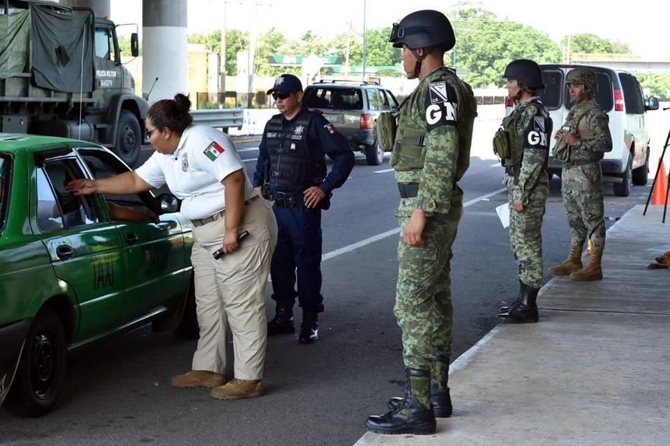 Elementos de la Guardia y agentes del INM revisan documentos a pasajeros del transporte público que van de los municipios fronterizos hacia Tapachula.