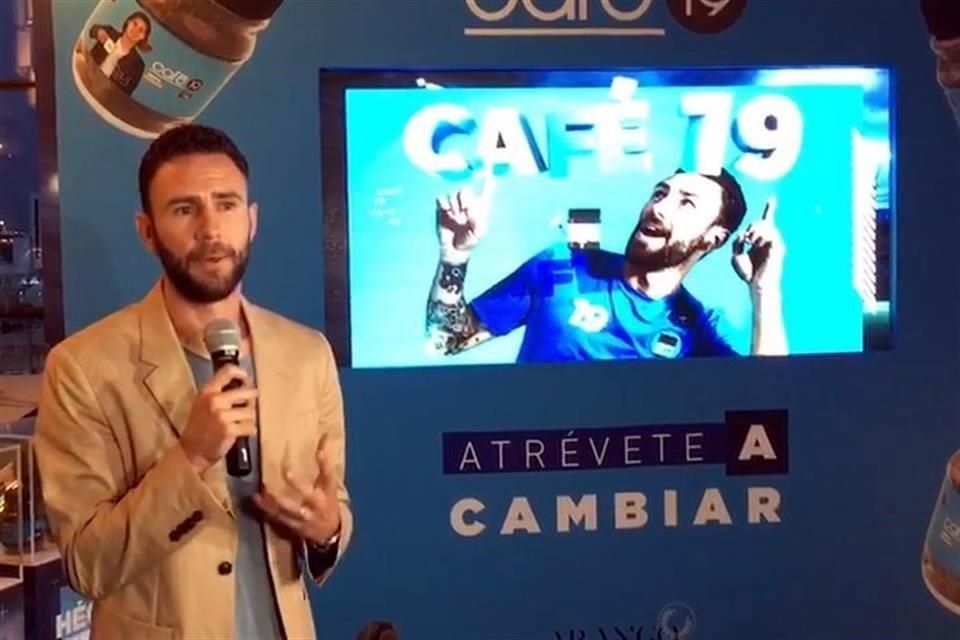 El futbolista cumplió un sueño al abrir su café.