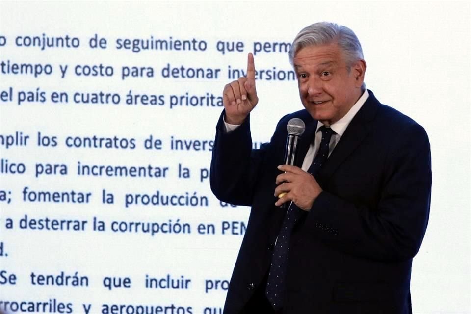 El político tabasqueño incluso dio lectura al acuerdo firmado con el Consejo Coordinador Empresarial.