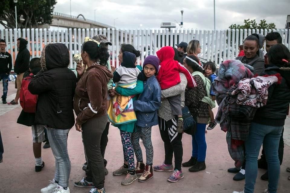 Políticas de inmigración de EU llevan a migrantes a irse a Europa. Un cruce fronterizo en Tijuana.