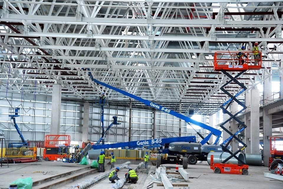 Vista de la construcción de la megaplanta de Tesla en Shanghái, China.