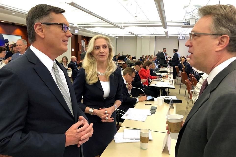 Lael Brainard (c), gobernadora de la Fed, habla con el vicepresidente Richard Clarida (izq.) y el presidente de la Fed de Nueva York, John Williams.