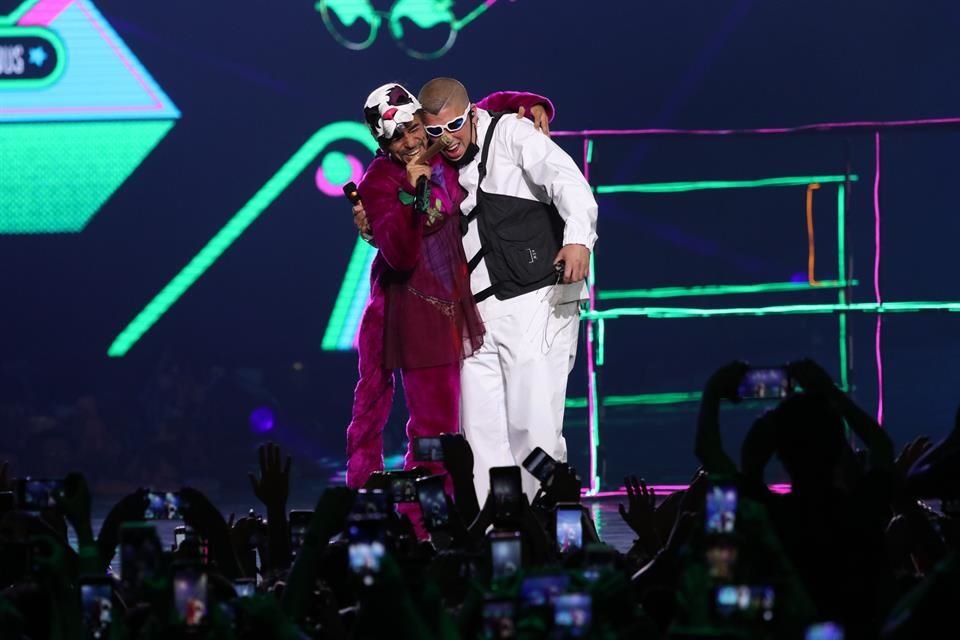 A Bad Bunny le echaron porras desde que apareció.