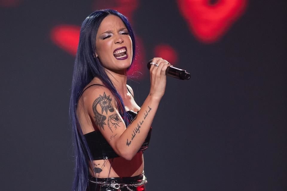 La cantante estadounidense Halsey impactó este viernes en los MTV Miaw 2019.