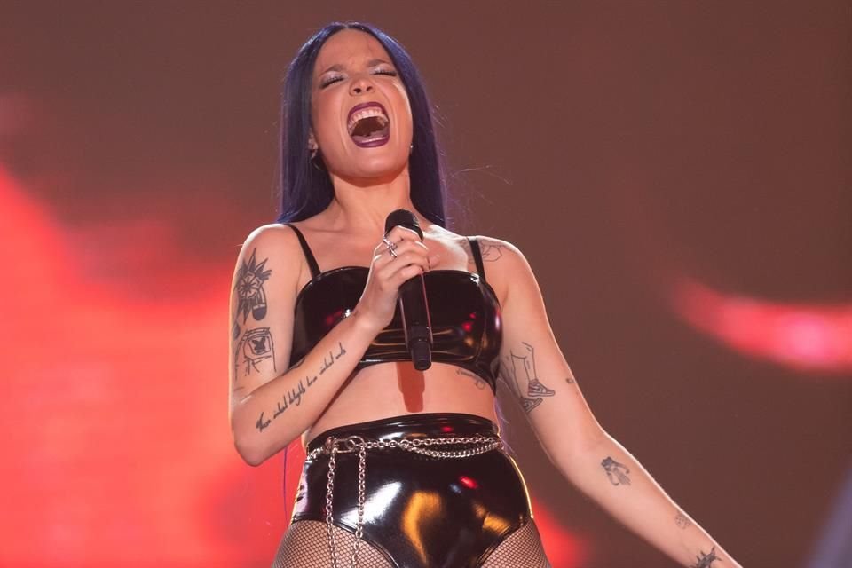 La cantante estadounidense Halsey impactó este viernes en los MTV Miaw 2019.