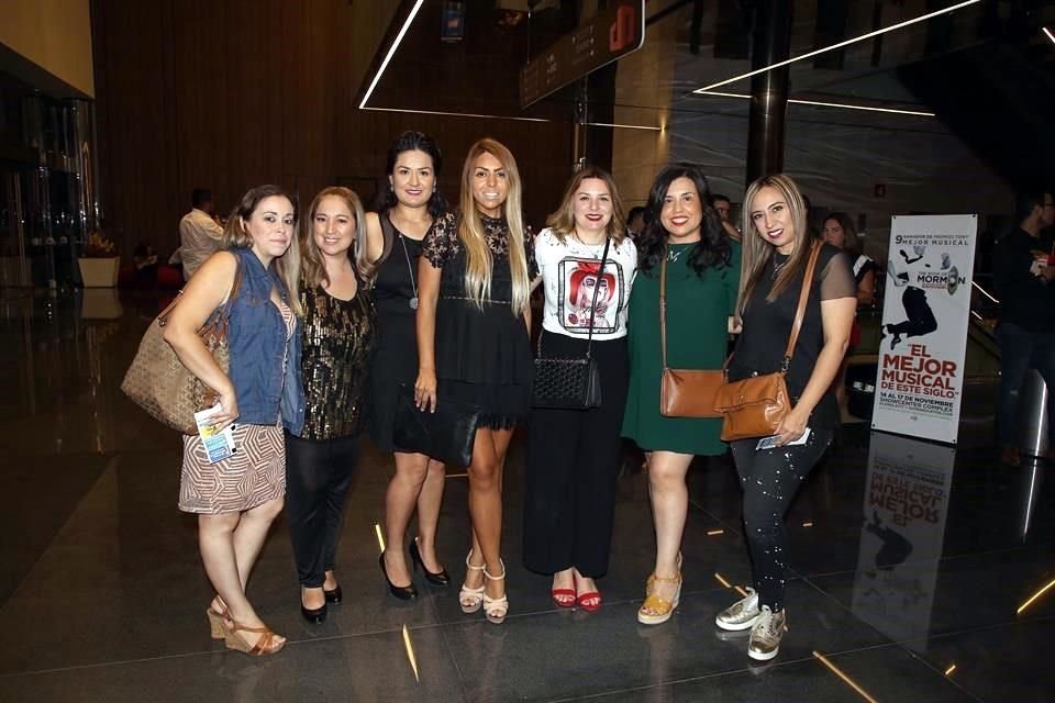 Aurora Ortiz, Erika Martínez, Lizeth Quintanilla, Liz Sanjuanero, Maky Salazar, Monze Villanueva y Lupita Limón<br><br>(CUMBRES)