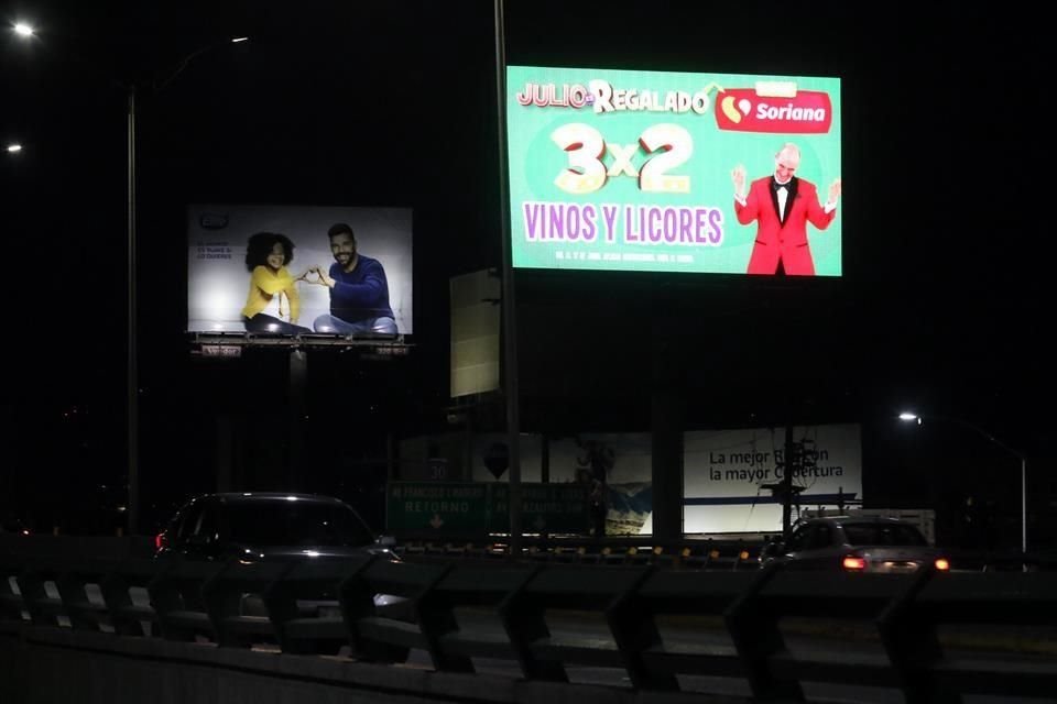 En las avenidas de Monterrey por lo menos 34 pantallas luminosas se encuentran operando.