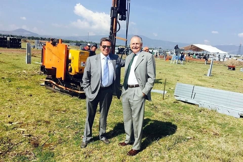 SOCIOS. Carlos Peralta, dueño de IUSA, junto a Raúl Salinas de Gortari, actual director general adjunto de la empresa.