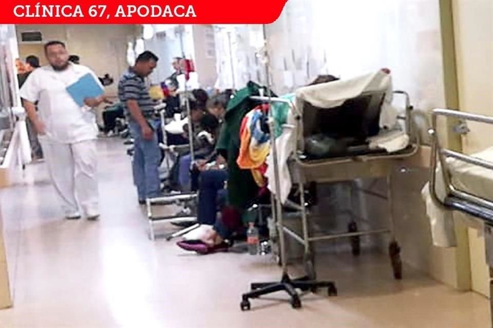 Derechohabientes son atendidos en un pasillo de la Clínica 67.