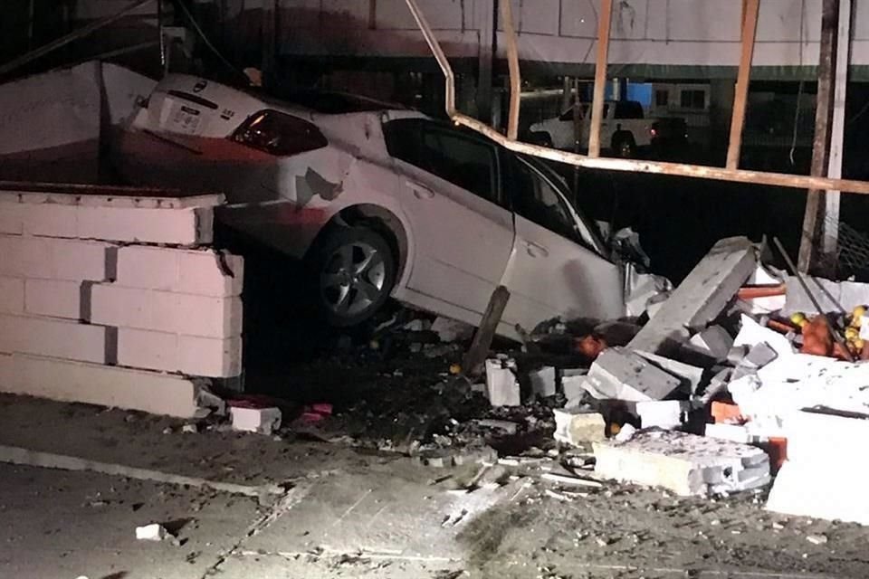 En Allende, una pareja murió cuando el auto donde viajaban se estrelló contra un negocio de la Carretera Nacional.