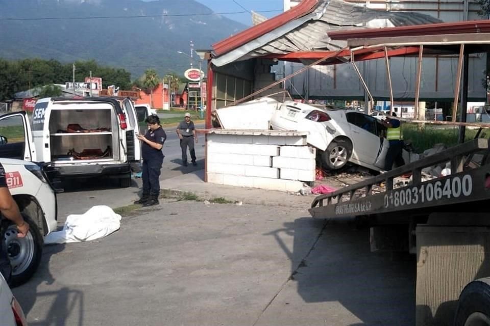 De acuerdo con el informante, el conductor del auto fue identificado como Iván Moreno Cavazos, de 59 años, mientras que su acompañante fue identificada como María Teresa Gutiérrez, de 43 años.
