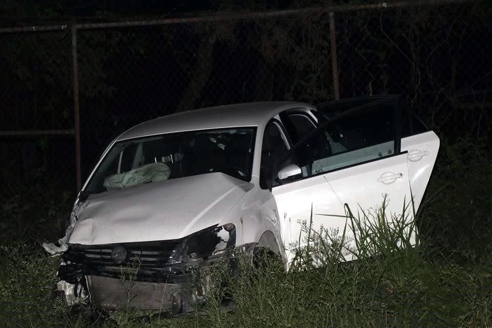 El accidente fue reportado alrededor de las 23:40 horas del sábado en el kilómetro 5  de la Carretera a San Mateo, a un kilómetro del entronque con la Avenida Eloy Cavazos.