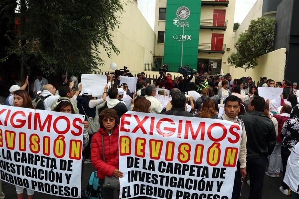 Decenas de personas se manifiestan frente al Tribunal Superior de Justicia para pedir la liberación del Padre Francisco, detenido por el homicidio de Leonardo.