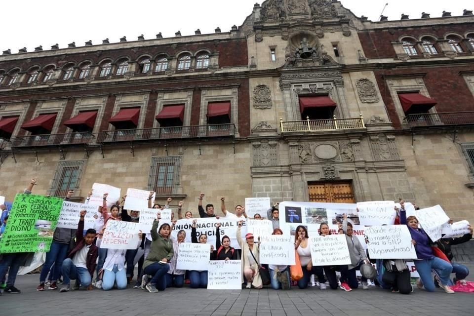 Luego que jefe de INM dijo que PFs que cuestionan condiciones de labor en Chiapas son 'fifís', familiares de elementos protestan en Zócalo.