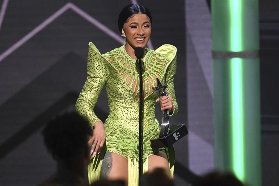 Cardi B recibió el galardón de Álbum del Año.