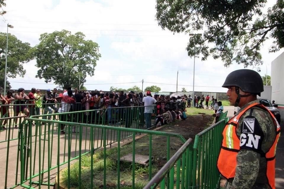 Agentes de la Guardia Nacional vigilan la estación migratoria Siglo 21.