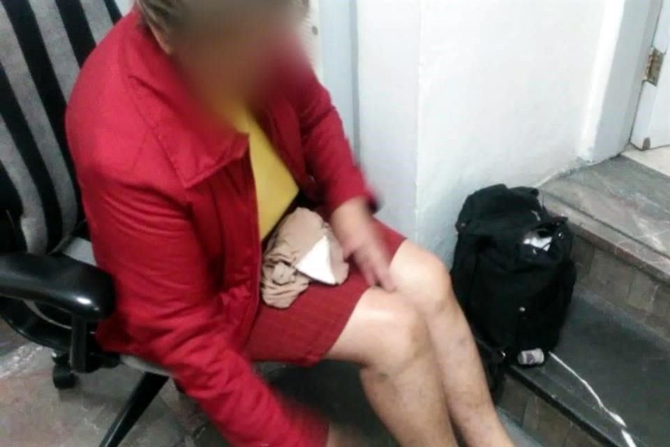 Mientras una mujer esperaba el Metro en Atlalilco, Línea 8, se le cayó su paraguas a las vías, lo que provocó un corto circuito que le dejó lesiones menores y sacó de circulación al convoy.