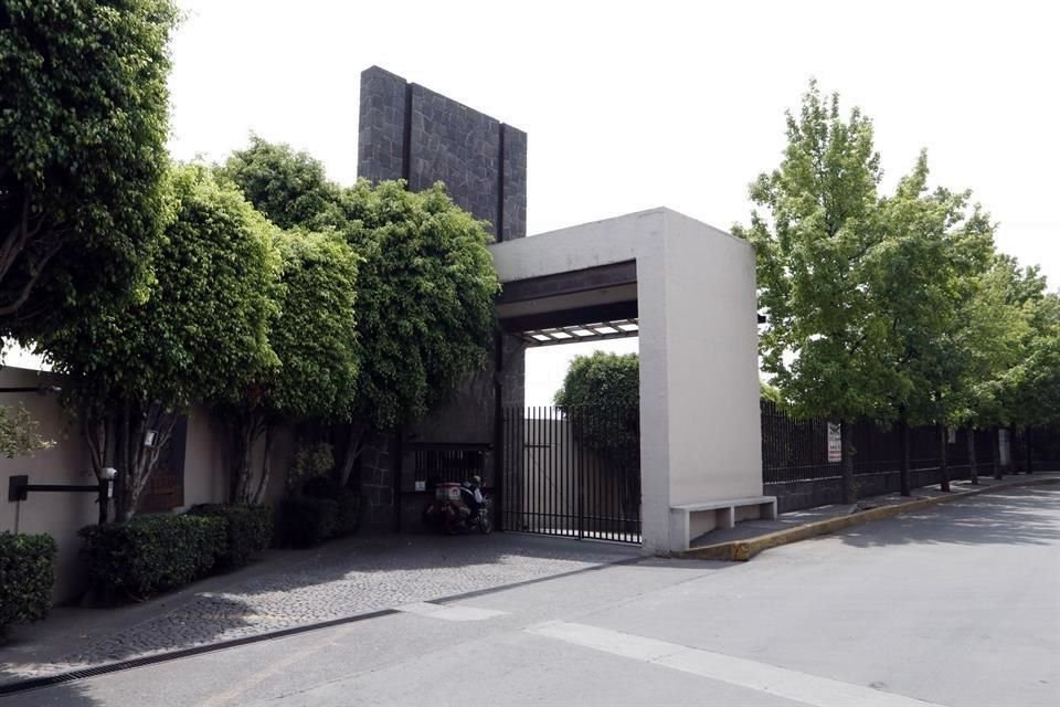 Fachada Condominio residencial La Retama, Ladera 20 , Lomas de Bezares, donde está el domicilio de Emilio Lozoya.