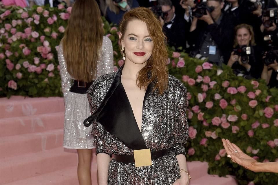 Emma Stone tendrá que descasar durante al menos dos meses y usar un cabestrillo, lo que podría ocasionar su salida de la película 'Cruella'.