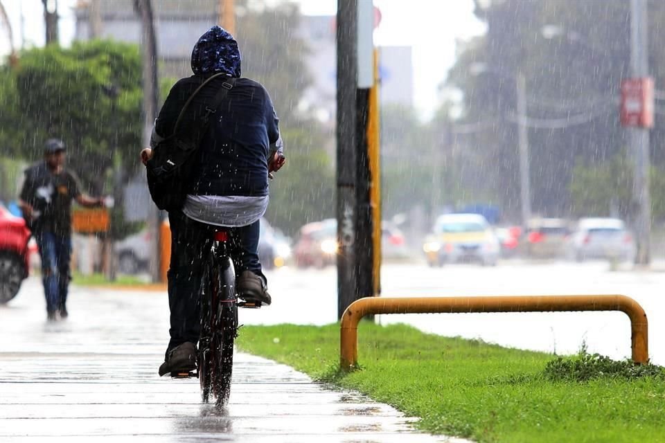 El pronóstico del Servicio Meteorológico Nacional anunció lluvias intensas y vientos fuertes durante el resto del domingo y el lunes cuando se espera que la tormenta tropical ingrese al Océano Pacífico.