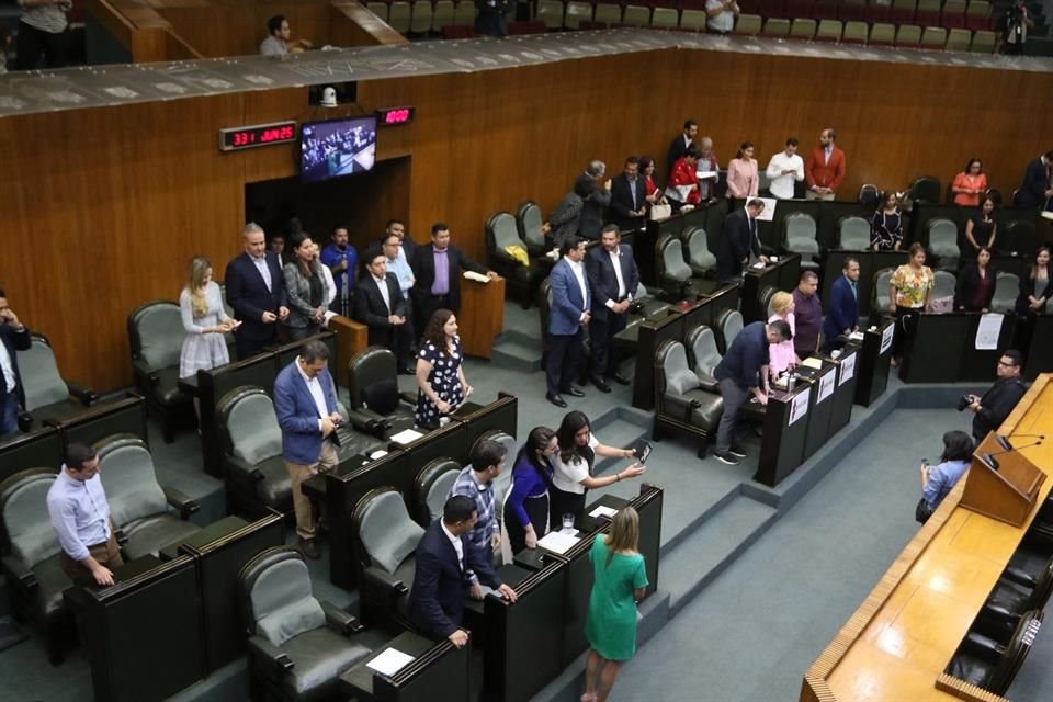 Los Diputados presentaron durante el primer año 410 iniciativas y sólo han dictaminado 122, apenas el 30 por ciento. 