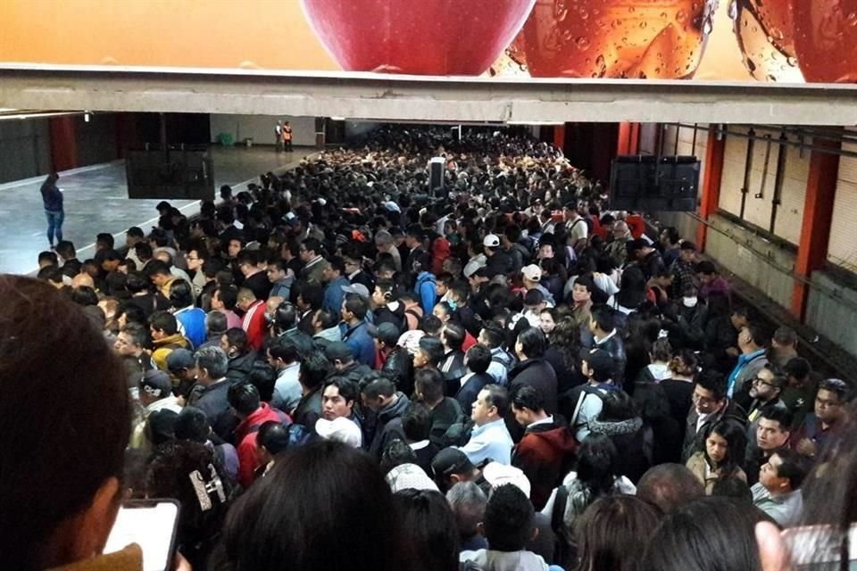 Mochilas atoradas en puertas han provocado que usuarios de la Línea 7 activen palancas de emergencia, saturación y que el servicio sea lento.