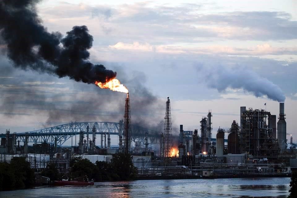 La refinería podría comenzar hoy con los despidos de los 700 trabajadores sindicalizados en la planta.